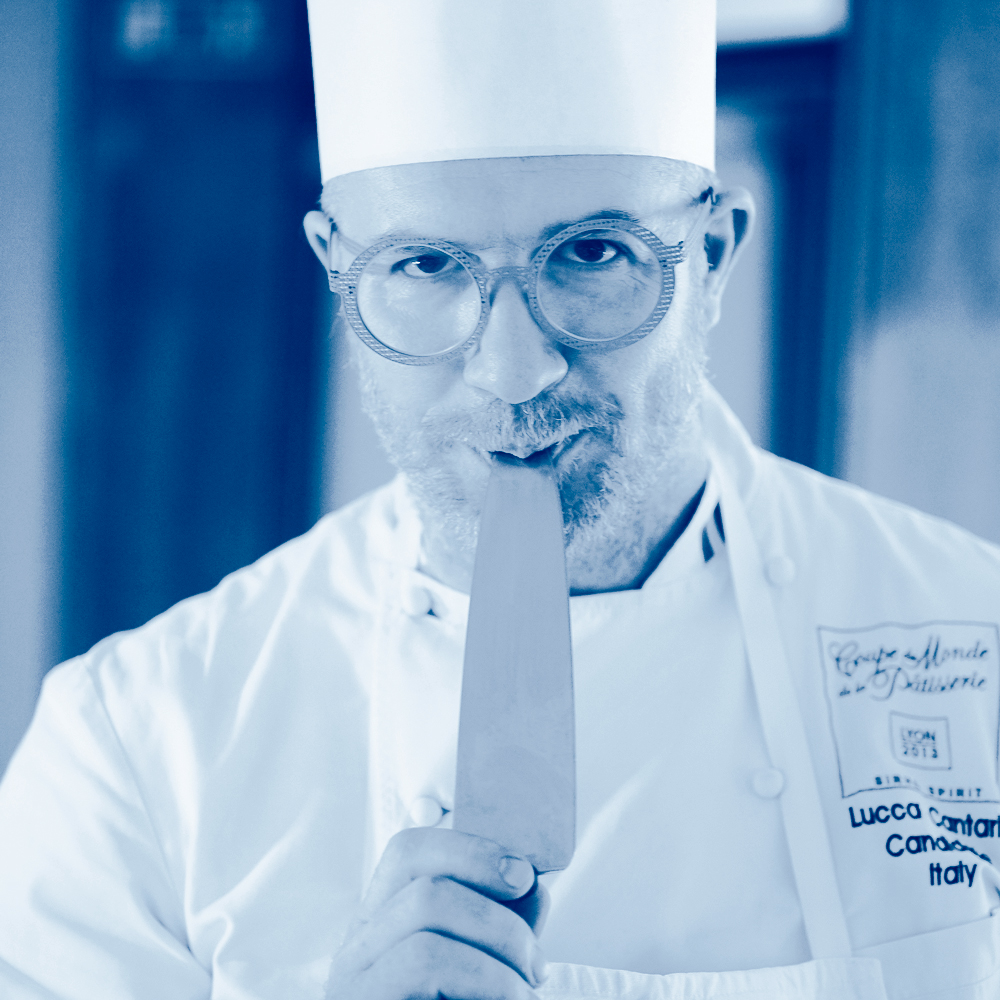 Lucca che lecca un coltello, foto in bianco e blu