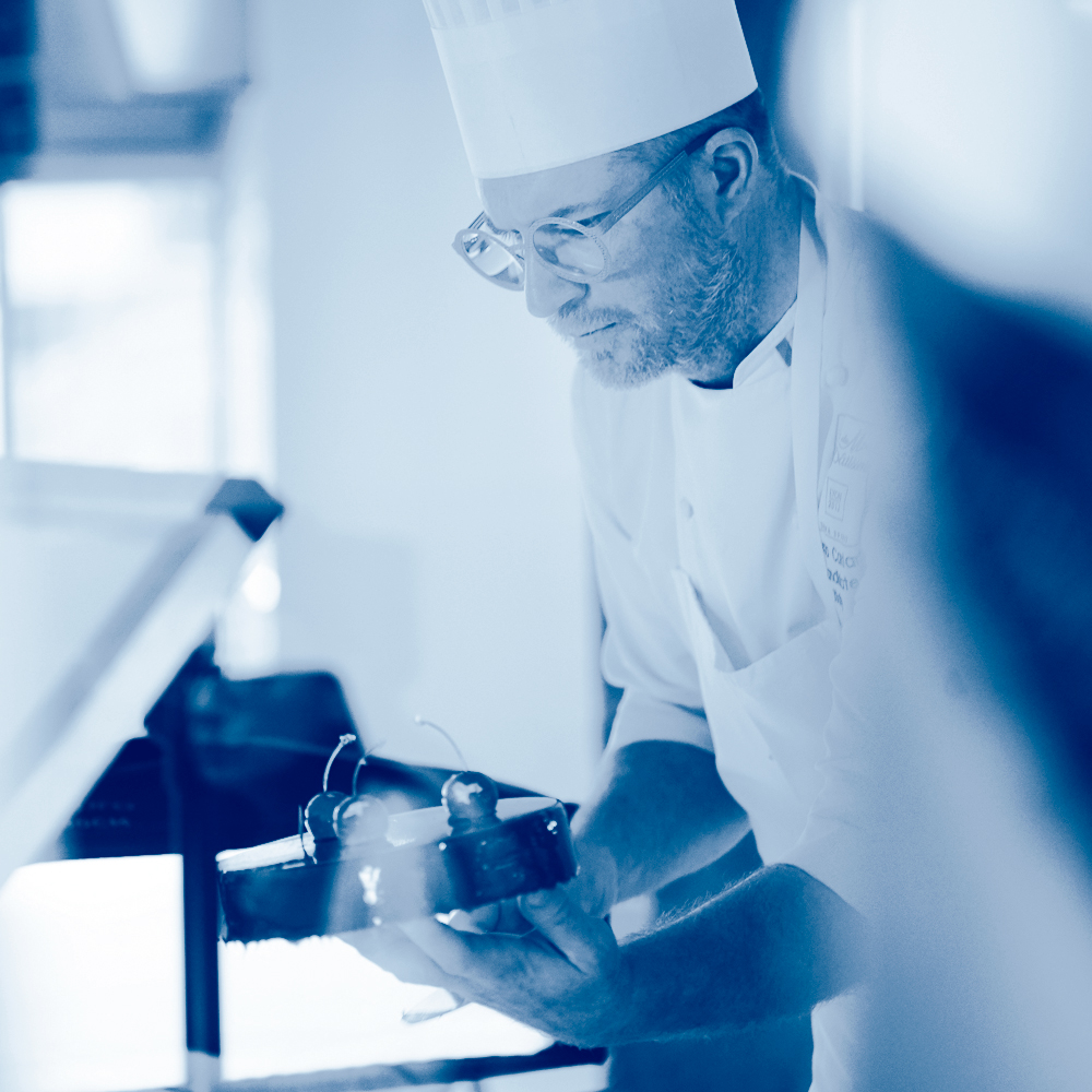 Lucca nell'atto di sistemare i dettagli nel set fotografico, foto in bianco e blu