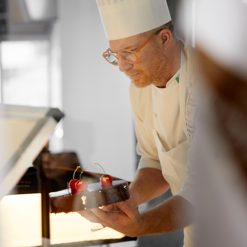 Lucca nell'atto di sistemare i dettagli nel set fotografico, foto a colori
