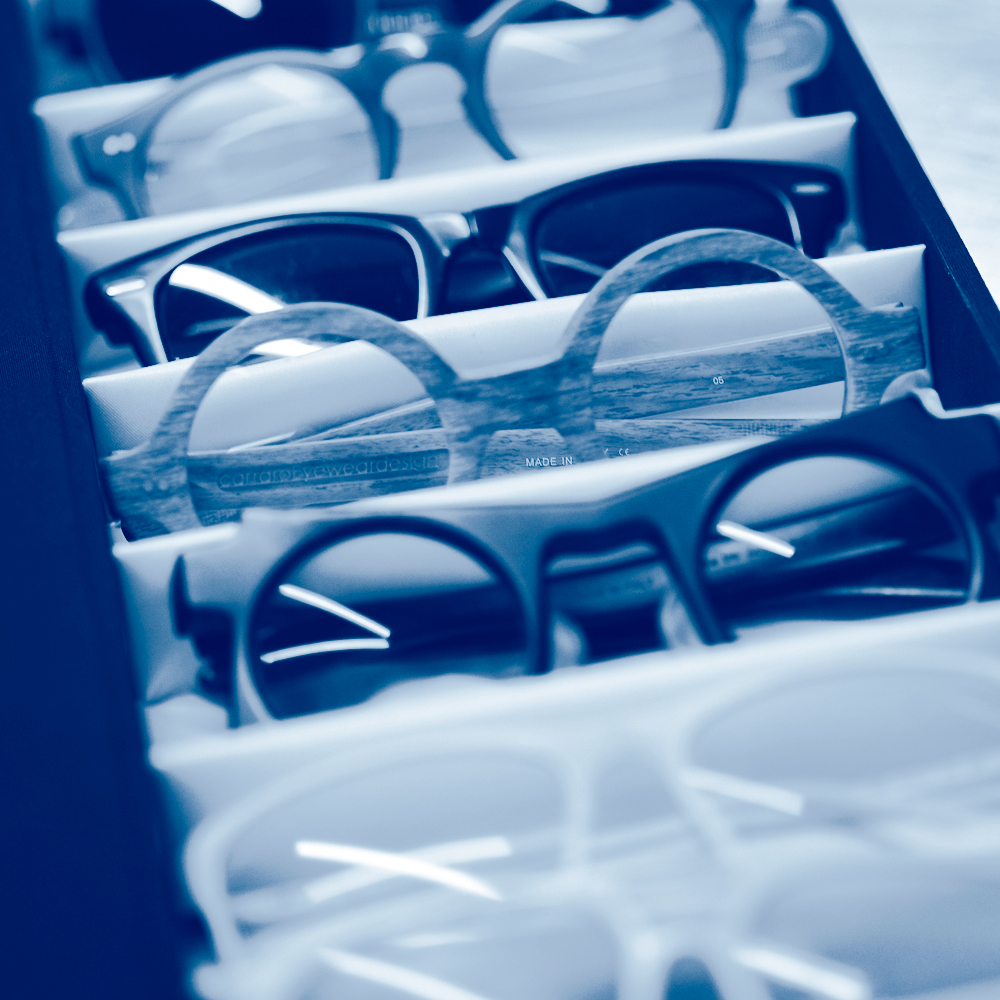 Foto particolare occhiali di Lucca, foto in bianco e blu