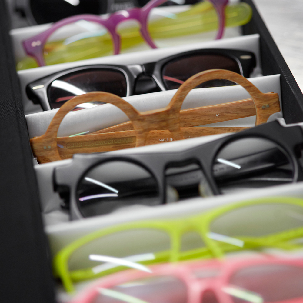 Foto particolare occhiali di Lucca, foto a colori