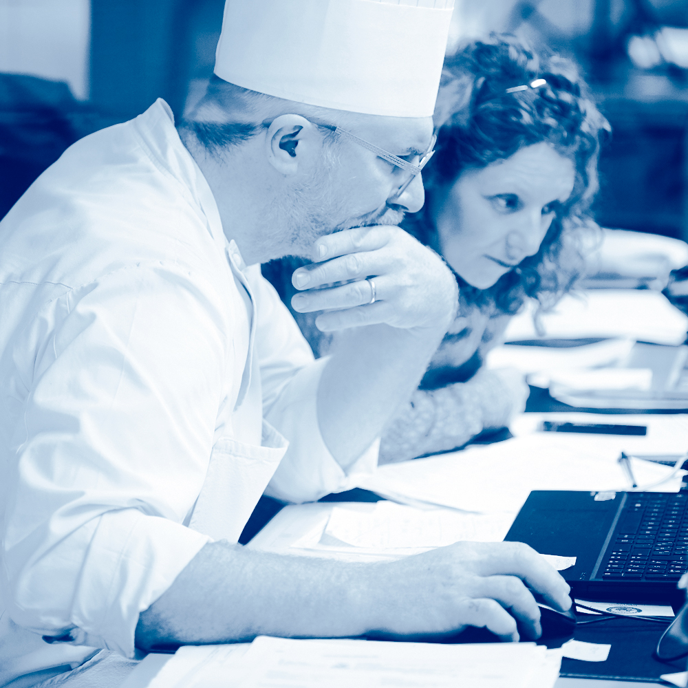 Lucca e Silvia che analizzano dati di produzione, foto in bianco e blu