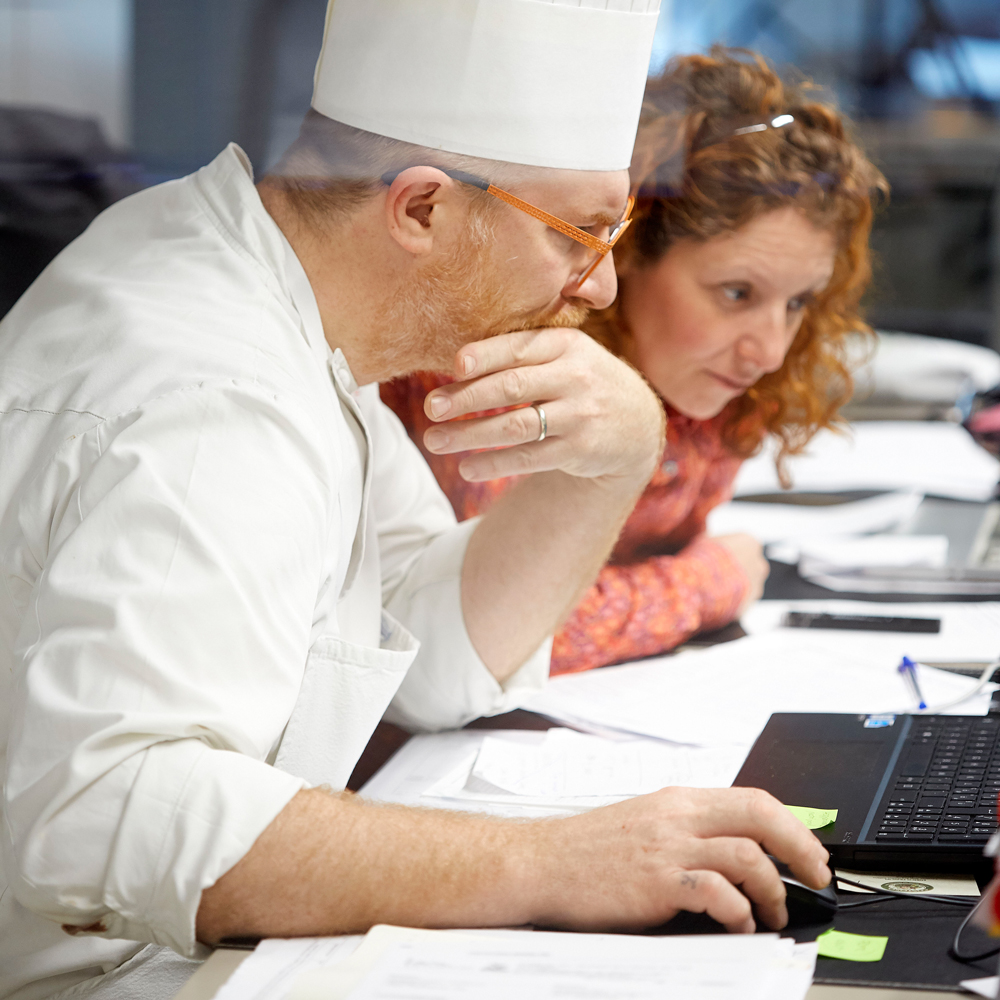 Lucca e Silvia che analizzano dati di produzione, foto a colori