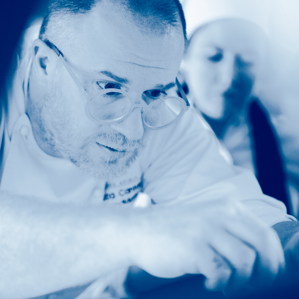 Lucca che sistema gli ultimi dettagli nelle torte, foto in bianco e blu