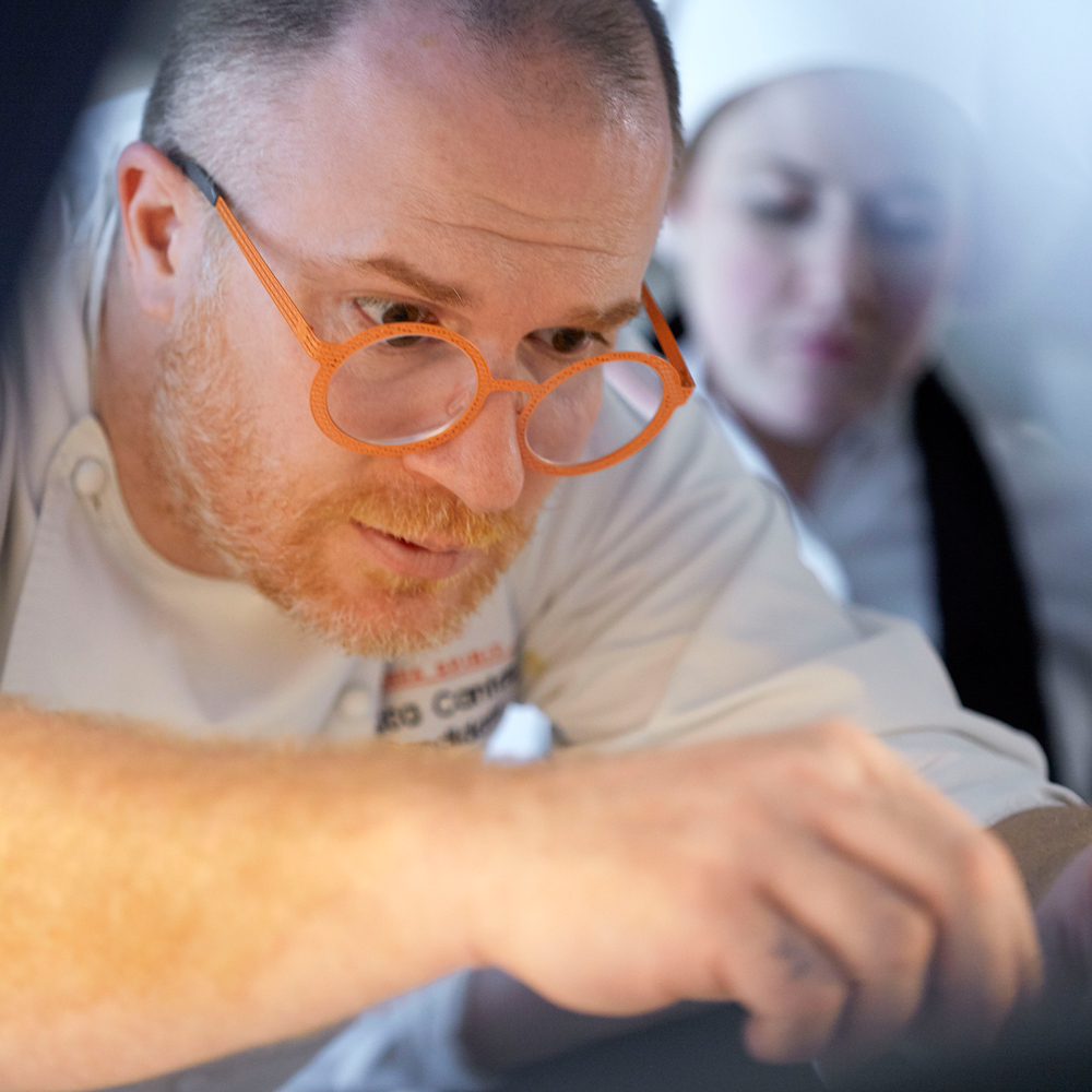 Lucca che sistema gli ultimi dettagli nelle torte, foto a colori