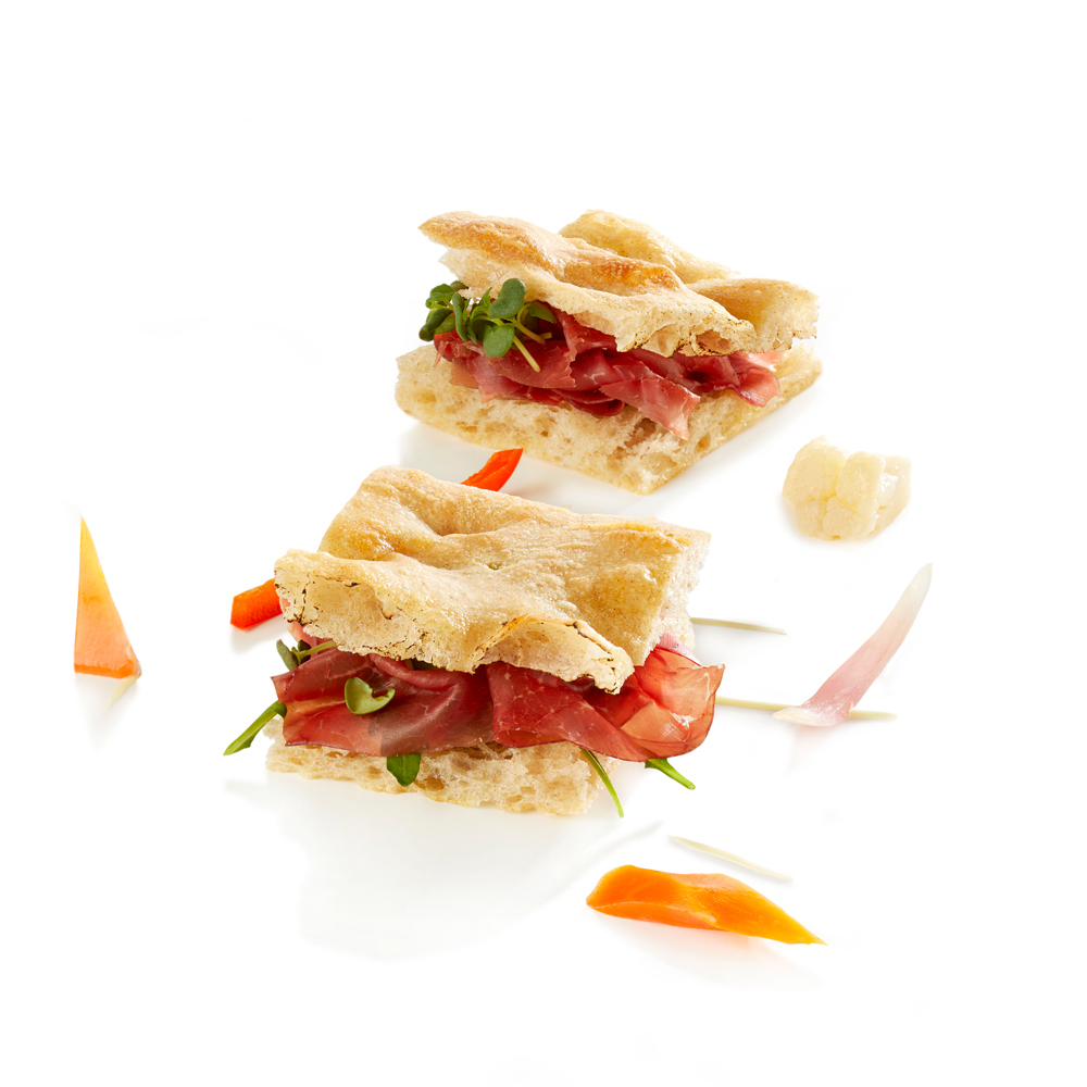 Focaccia farcita con rucola, robiola, bresaola della valtellina e piccoli germogli