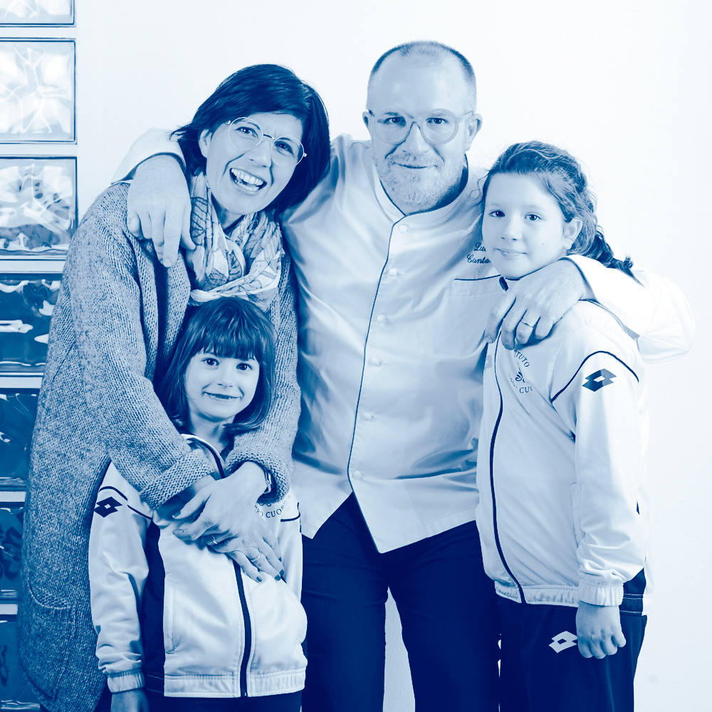 Lucca e famiglia, foto in bianco e blu